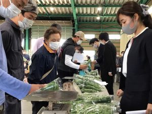 現品を確認する生産者（11月19日）