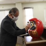 ダルマに入瞳する江波戸組合長