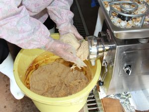 みそを丸めながら容器へ