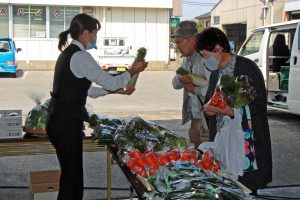 野菜を買い求める来店者（野栄支店／3月16日、17日）