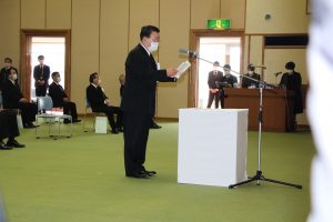 式辞を述べる明智市長（3月11日）