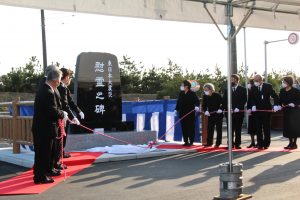 慰霊碑を除幕する遺族代表者ら(3月11日）