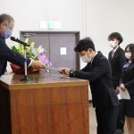 辞令を交付する江波戸組合長（4月1日）