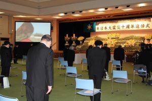 犠牲者を偲び黙祷（3月11日）