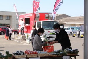 ピザと一緒に新鮮野菜を（旭支店／3月18日、19日）