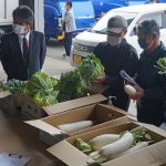 現品を確認する生産者（4月13日）