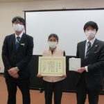 感謝状を受け取る加瀬副部長（4月20日）