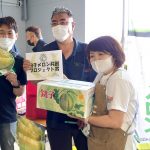 メロンを受け取る当選者（右）（6月13日）