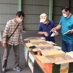 メロンを買い求める来場者（6月17日）