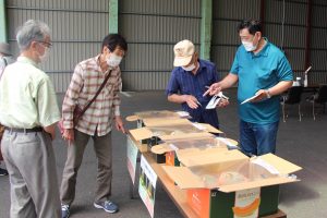 メロンを買い求める来場者（6月17日）