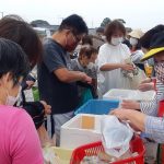 笑顔で接客にあたる塙組合長（5月30日）
