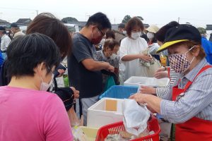 笑顔で接客にあたる塙組合長（5月30日）