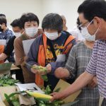 出荷規格を確認する生産者（7月13日）