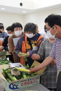 出荷規格を確認する生産者（7月13日）