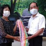 太田市長へ千羽鶴を贈呈する角田地区支部長(7月13日）