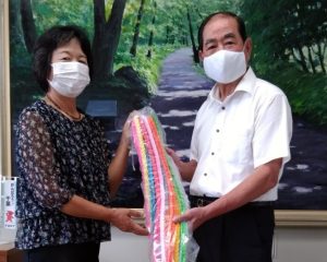 太田市長へ千羽鶴を贈呈する角田地区支部長(7月13日）