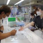 笑顔で接客する職員（7月2日）