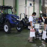 農機具を見比べる来場者（7月13日）