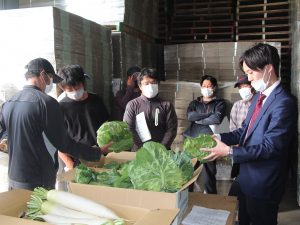 現品を確認する生産者ら（4月12日）