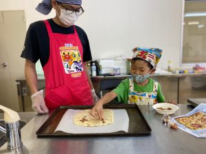 クッキー作りに挑戦する親子（8月2日）