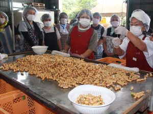 品質を確認する出荷先担当者と選別検査員ら(8月16日）