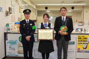 表彰された小林さん（中央と菅谷支店長（12月8日）