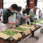 現品を確認する生産者（5月13日）