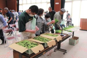 現品を確認する生産者（5月13日）