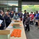 現品を確認する生産者（5月12日）