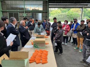 現品を確認する生産者（5月12日）