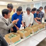 現品を確認する生産者ら（6月13日）