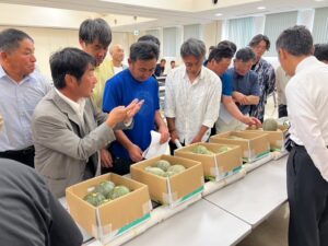 現品を確認する生産者ら（6月13日）