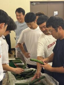 出荷規格を確認する生産者（6月26日）