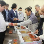 ミニトマトの色味などを確認する生産者ら(10月27日）