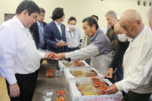 ミニトマトの色味などを確認する生産者ら(10月27日）